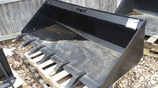 Skid Steer Tooth Bucket 1