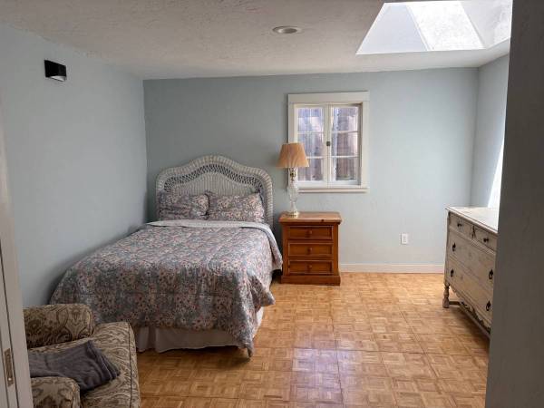 Charming, newly renovated, fully furnished 2-bedroom 1