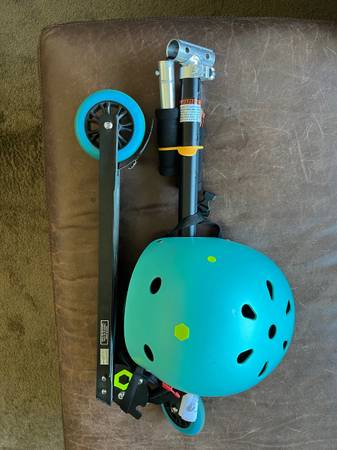 Mongoose Kick Scooter + Helmet – Excellent Condition – Teen/Adult 1