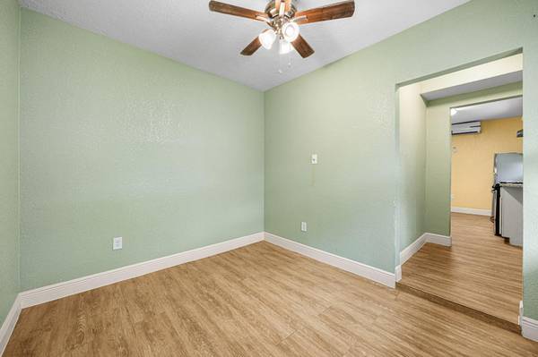 $950 / 2br - 650ft2 - 2 bed - 1 Bath  -    D U P L E X      --- Near    Mykawa and Bellfort (Houston)63906680375811121