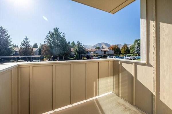 $1,910 / 2br - 912ft2 - Nearby Shopping, Private Patios, Full Size Washer/Dryer, Microwave (Wenatchee)63785452889089120