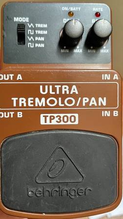 Behringer TP300 stereo Tremolo/Panning Guitar Effect Pedal 1