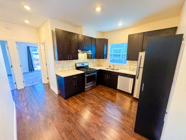$3200.00 / 3br - 1000ft2 - Remodeled 3 bed 2 bath Paradise in Emeryville, CA63847022051457121