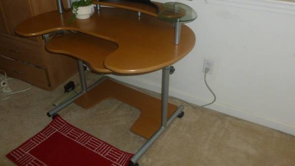 Computer table can adjust the height and has wheel 1