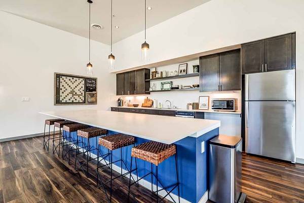 $1,780 / 3 habitaciones - 1150 pies² - ¡Ubicado en Bonney Lake!, Diseño elegante de gabinetes bicolor, 3 habitaciones (9800 219th Ave E., Bonney Lake, WA)63814636072833120