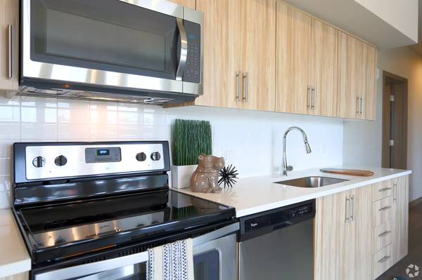 $2,175 / 2br - 1122ft2 - Rise above it all! Gorgeous high-rise 2 bed / 2 bath in Portland (Portland)63914738827522124