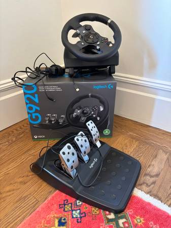 Logitech G920 steering wheel and pedals 1
