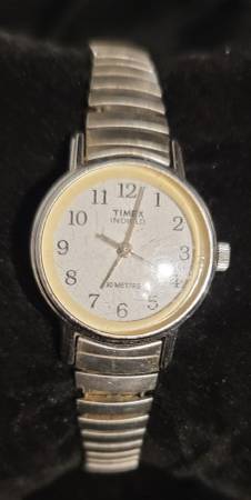 Ladies Silver Tone Bezel With White Dial Quartz Watch With Silver Tone 1