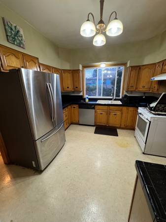 $800 / 7br - 125ft2 - $800 / 7br - 120ft2 - Heart of Woodstock private half bathroom (Woodstock)63831535529091124