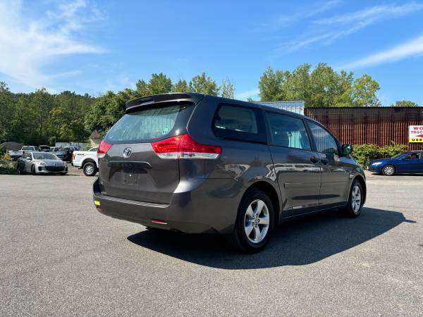 2012 Toyota Sienna · Minivan LE - $8000 (Woburn)63441268641923121