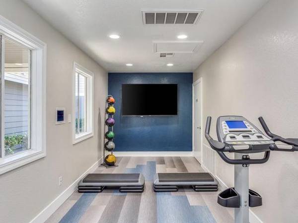 $2,699 / 2br - 911ft2 - 24 Hour Fitness Center, Picnic and BBQ Areas, Full size Washer/Dryer64028082015745121