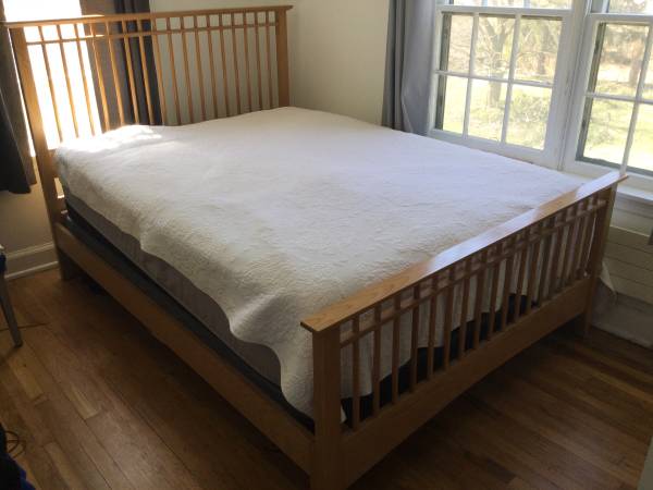 Kincaid Solid Ash Queen Bed 1
