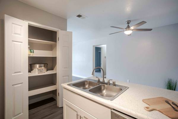 $2,065 / 2br - 840ft2 - 2/hab 1.5/ba, Áreas de barbacoa, Zonas de picnic (5902 Springview Dr, Rocklin, CA)63961340243074123