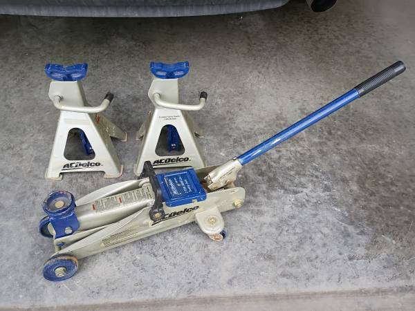 Compact 2-Ton Jack & Stands 1