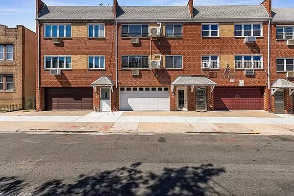 $1,800,000 / 8br - 3500ft2 - Charming 3-Family Brick Home with Garage – Excellent Condition (Ridgewood)64033292897155121