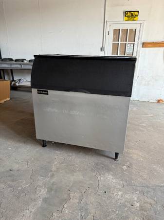 Commercial Ice Bin 1