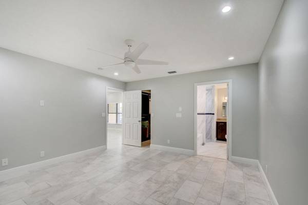 $3,099 / 3br - Ready to Move in ** Renovated 3 bed 2 bath Home ~ Screened in Porch (Lake Worth - 33463*)64049455454978124