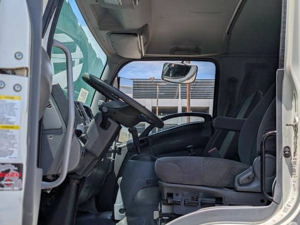 2018 Isuzu FTR 24FT - Photo 11