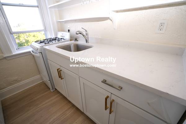 $2,195 / 1br - Nuevos gabinetes y encimeras de cocina. Último piso. Soleado. ¡SIN COMISIÓN! (Allston)63856445525507122