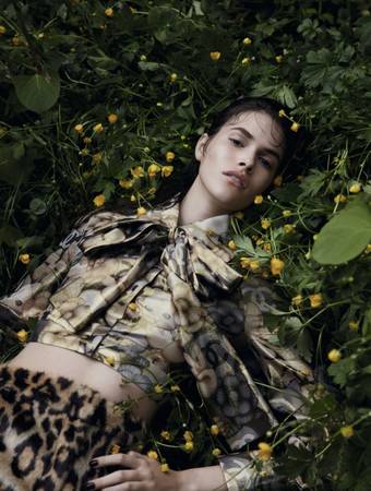 Looking for model with vampy vibes for autumnal photoshoot.64203736007041122