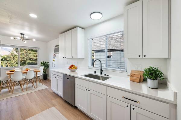 $2,155 / 3br - Townhomes de Eastmont!! Recién renovado 3 + habitación adicional x 2.5 (EMTH14) (East Wenatchee)63872425574019120