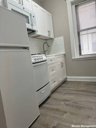 $2,295 / 1br - *SIN COMISIÓN* Unidad completamente renovada en el primer piso con porche, cerca del T *AHORA * (Brighton)63699333501185122