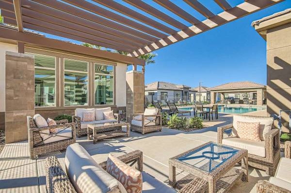 **Lease & Enjoy FREE Rent**Covered Outdoor Kitchens, 2/BD 2/BA 1