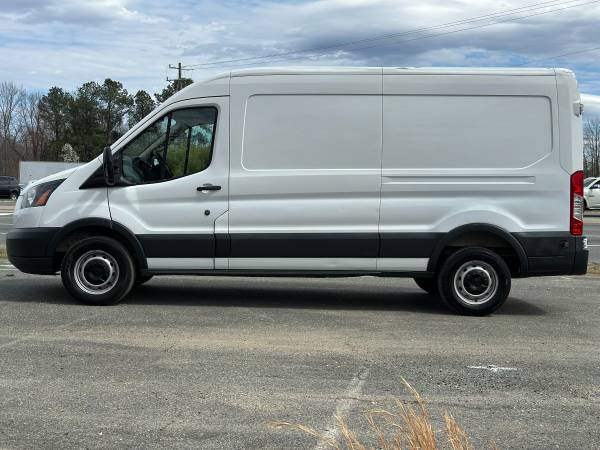Furgón de carga Ford Transit-250 con techo medio 2015 - $16,970 (Spotsylvania)63616682406913123