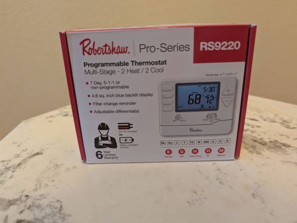 Robertshaw Programmable Multi-Stage 2H/2C 7 Day Wall Thermostat RS9220. 1