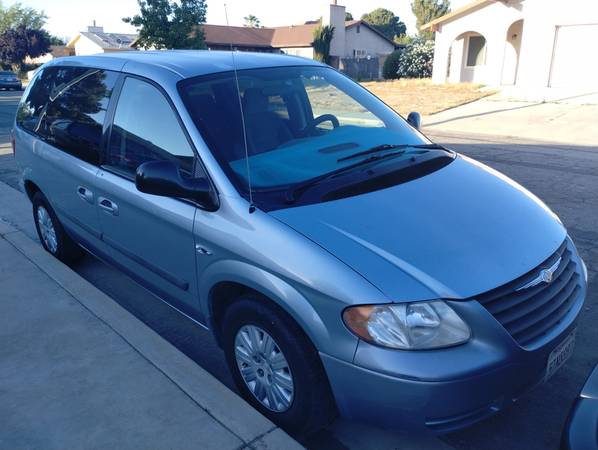 2005 CHRYSLER TOWN & COUNTRY, pocos kilómetros, revisión de emisiones realizada - $3.490 (Lancaster, CA)63437236491521122