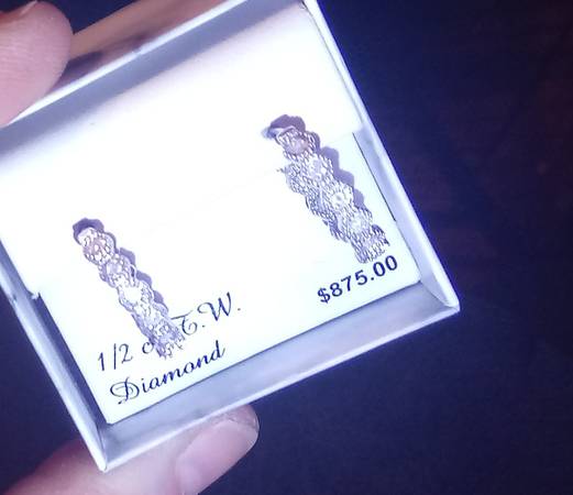 Aretes de aro con diamantes de 1/2 quilate - 250 USD