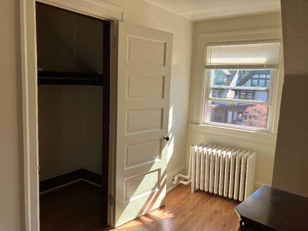 $1350.00 / 2br - 850ft2 - Squirrel Hill 2BR cerca de líneas de autobús a UPMC/Oakland/CMU! ¡Excelente ubicación!64013204957443124