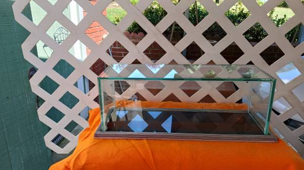 CLEAR TABLETOP DISPLAY CASE 1