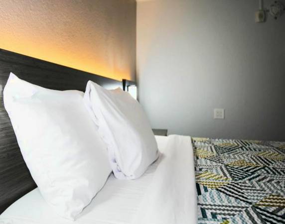 $399 / 1br - STAY WEEKLY & SAVE! Desk w/ Workspace, Pool, Parking (Natomas & Smf Airport)63900309375106121