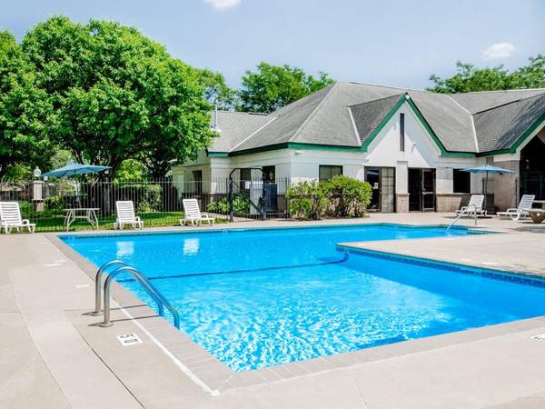 $1,390 / 2br - 905ft2 - Your Perfect Fall Hideaway Awaits (6455 Zane Ave N, Brooklyn Park, MN)63990229948034123