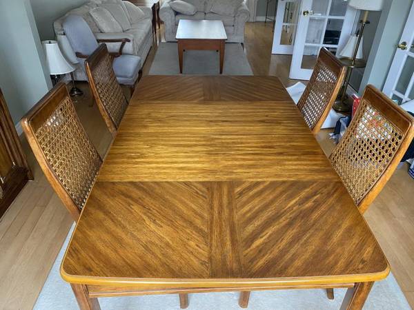 Dining Room Table w/ 2 Leaves & 4 Chairs 1