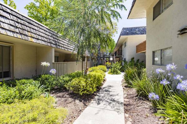 $2,825 / 2br - 865ft2 - Four Sparkling Pools, Laundry Facilities, Access gate (fremont / union city / newark)63813716134529120