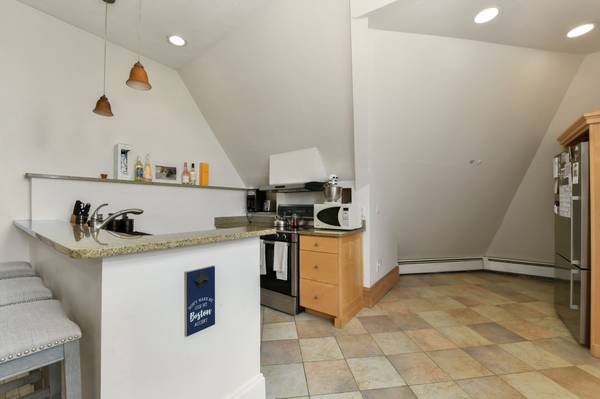 $3,200 / 2br - Beautiful 2 bed in Brookline w/ laundry in unit, parking, utils inc!! (Washington Square)63802096969985124