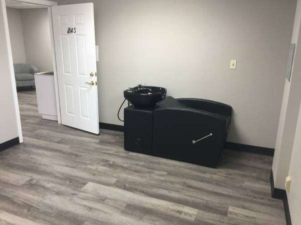 $400 / 200ft2 - (1) COSMETOLOGIST STUDIO - FREE RENT UNTIL JANUARY 2026 (HISTORIC DOWNTOWN GRESHAM)63914971774210124