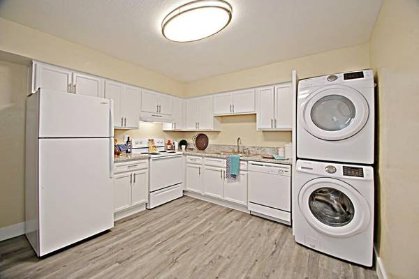$1,075 / 1br - 605ft2 - Pool, Ceiling Fan, Air Conditioner, Courtyard64024997430786121