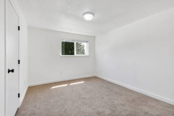 $2,600 / 3br - 1300ft2 - Top Floor Renovated 3x2 by The Landing! Washer Dryer In Unit! (Renton)63852581049603121