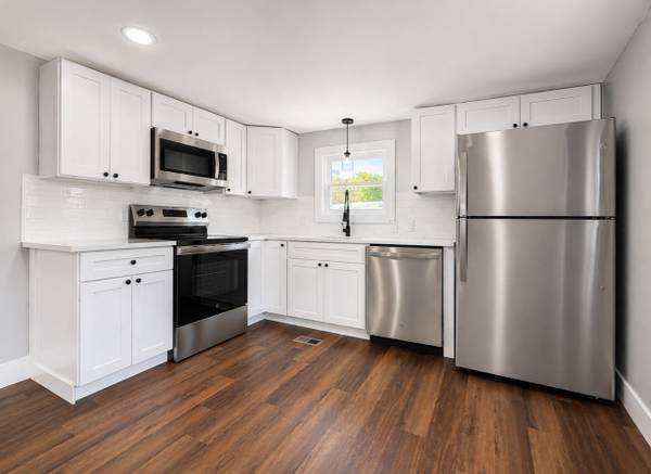 Fully Renovated 2BD/1BR 1