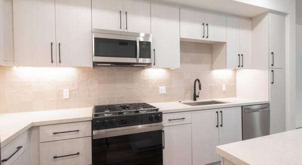 $4,098 / 2br - 1130ft2 - Gas cooking range with stainless steel appliance package (Carlsbad)63819410856193120