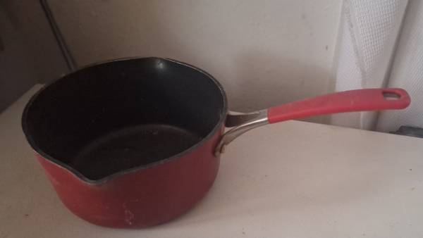 Ambas ollas de cocina por $10 en total - $10 (Cedar Rapids)63435710537217123