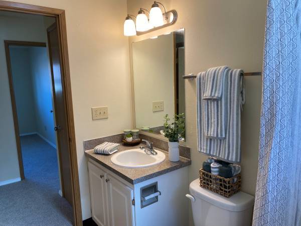 $700 / 2br - reshly Updated Inside and Out | Fenced Yard | W/S/G PAID! (Milwaukie)63914854375427124