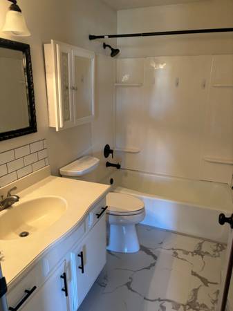 $1500.00 / 3br - 1400ft2 - Spacious 3 Bed, 2 Bath Unit |1606 Clearbrook Rd NW | Available 2024-0363621941216771124