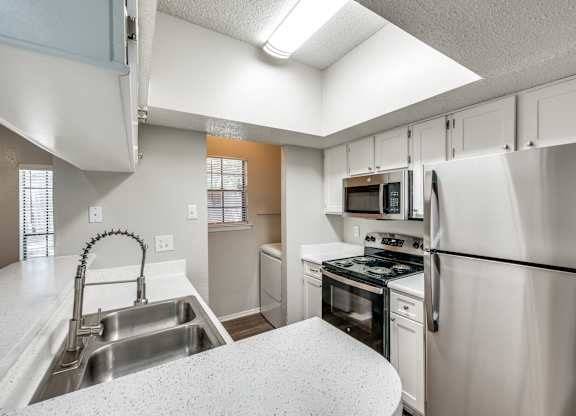 $875 / 1br - 612ft2 - Cable Ready, Washer/Dryer, 1BD 1BA (1400 Esters Rd, Irving, TX)63796555528705124