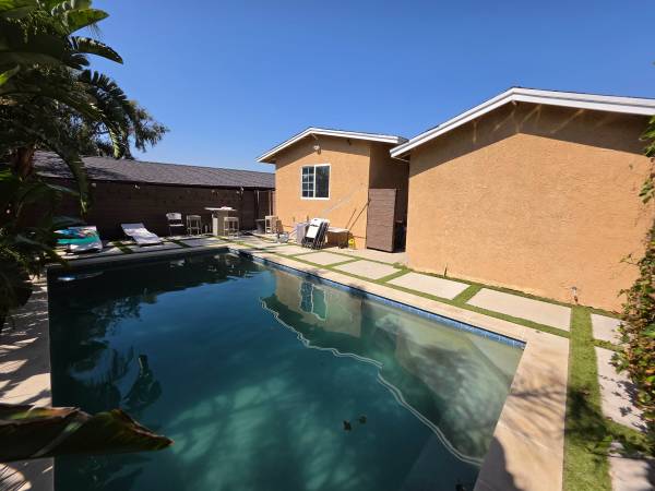 COZY HOUSE WITH POOL, GATED, GRASS FRONT YARD, WASHER DRYER,CENTRAL AC 1