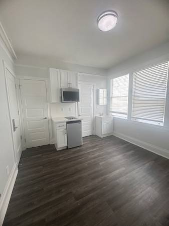 $1,595 Well-appointed Efficiency Unit with Private Bath near Trader Joe’s! (nob hill)63873332958593122