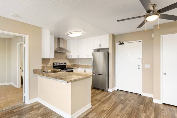 $2,345 / 1br - UNIDAD REMODELADA CERCA DE SDSU. GIMNASIO, SALA DE ESTUDIO Y ESTACIONAMIENTO INCLUIDOS (San Diego)63657292290177121